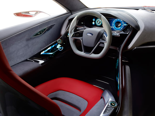 Evos Concept: Cockpit wie aus einem Raumschiff (Bild: Ford)