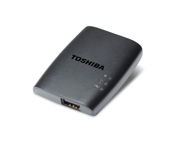 WLAN-Adapter verbindet sich mit bis zu acht Mobil-Geräten (Bild: Toshiba)