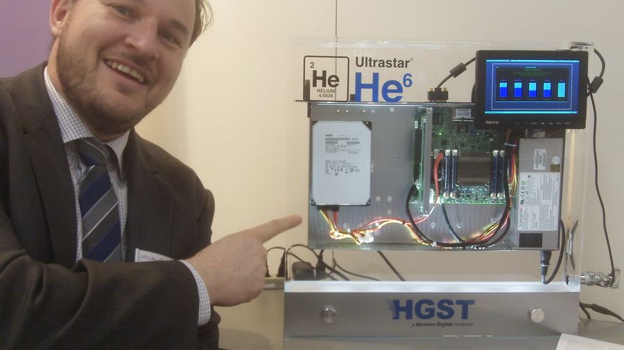 Starline-Vertriebsleiter Bernd Widmeier mit einem flüssigkeitsgekühlten Demo-Server mit Helium-Festplatte auf der »CeBIT 2014« (Bild: speicherguide.de)