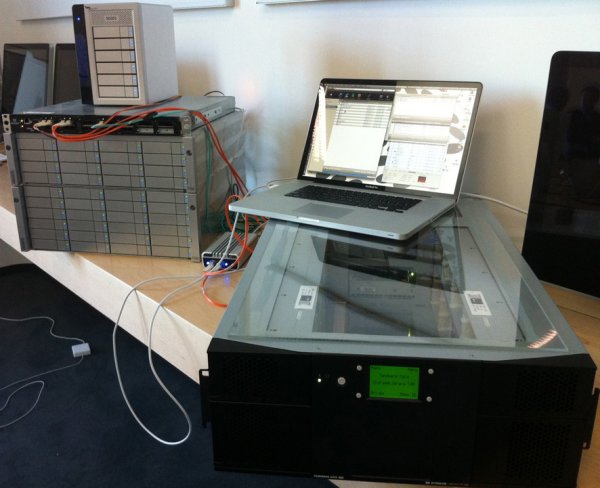 Demonstration: Thunderbolt flutschte bestens via »SANLink« mit einer Fibre-Channel-Tape-Library von Tandberg (Bild: Archiware)