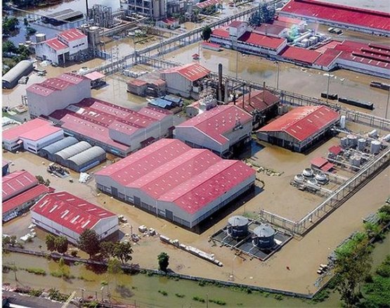 Das war Extremzustand: Überflutete Fabrikhallen im Bang Pa-in Industrial Park (Bild: Bangkok Post)