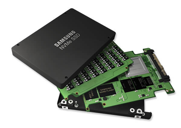 NVMe verarbeitet mehrere Befehle gleichzeitig und erreicht damit vier- bis fünfmal höhere Performance-Werte als SATA-SSDs (Bild: Samsung).