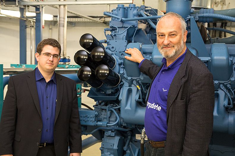 Lars Göbel (li.), Leiter Vertrieb und IT Services beim DARZ, erklärt Engelbert Hörmannsdorfer von speicherguide.de das Notstromaggregat (Bild: speicherguide.de)