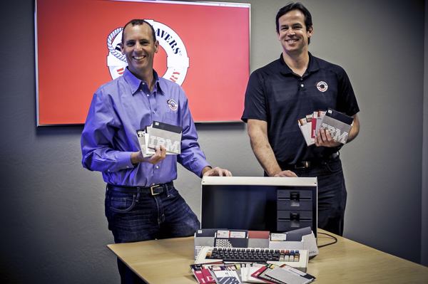 Mike Cobb und Jim Wilhelmsen (v.l.) von Drivesaver mit Gene Roddenberrys totem Computer und einer Auswahl von dazugehörigen 5,25-Zoll-Floppy-Disks (Bild: DriveSavers Data Recovery)