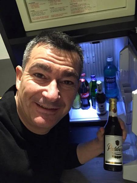 Sagt beim Check-in ins Intercity Hotel in Frankfurt der freundliche Herr an der Rezeption: »Die Minibar ist für Sie kostenlos, trinken Sie alles aus.« 😮 Na dann, Prost!