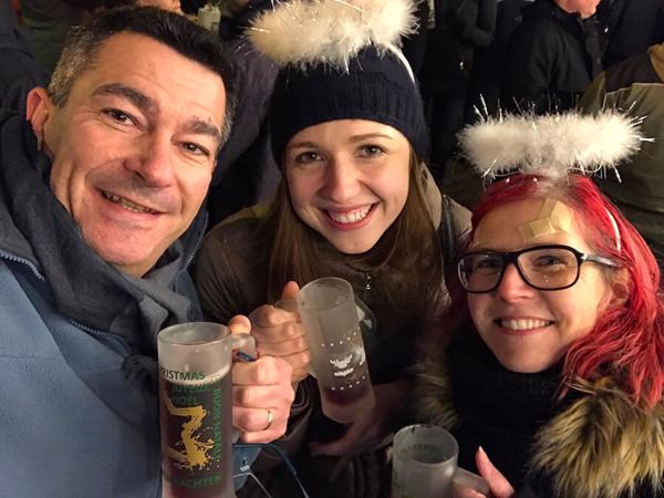 Karl beim Glühwein mit den Acronis-Ladys Anna Peschel und Ulrike Rieß