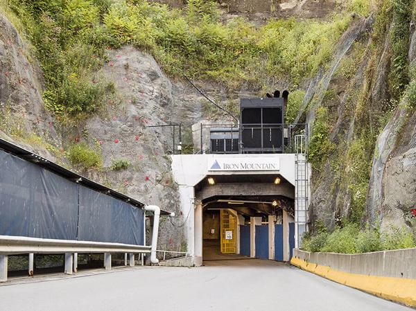 Eingang zum Iron-Mountain-Archiv in Boyers, Pennsylvania. Hier werden viele der weltweit wichtigsten Handelsdokumente 220 Fuß unter der Erde in einer ehemaligen Kalksteinmine aufbewahrt. In der temperaturkontrollierten Hochsicherheitsanlage lagern unter anderem auch die Originalnegative von mehr als 120.000 Hollywood-Filmen (Bild: Iron Mountain).