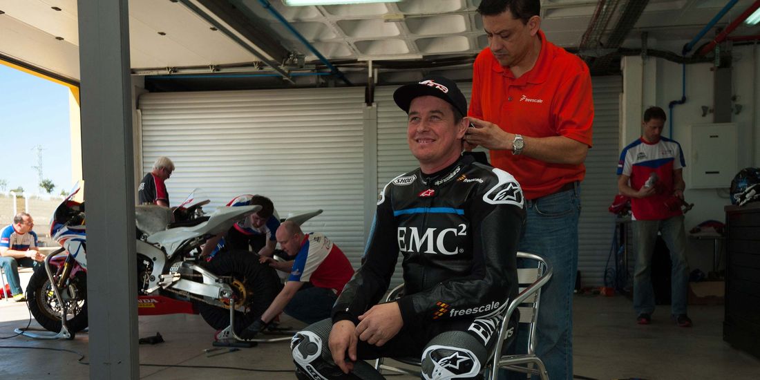 John McGuinness wird mit Sensoren bestückt (Bild: EMC)