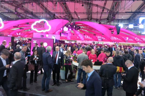 Die Cloud schwebte über dem riesigen Telekom-Stand auf der CeBIT 2016 (Bild: speicherguide.de)