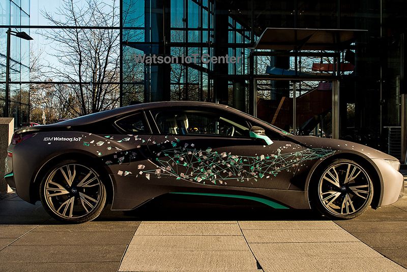 Eines der Highlights am IBM-CeBIT-Stand: ein mit Watson Technologie und mit intelligenten Assistenz-Funktionen ausgestatteter BMW-i8-Hybrid-Testwagen (Bild: IBM)