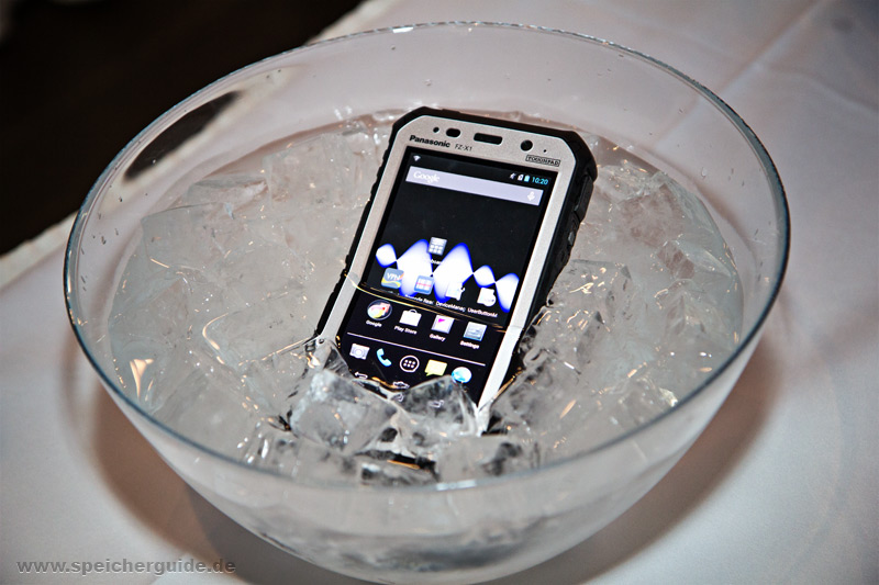 Auch ein Eisbad übersteht das Toughpad unbeschadet.