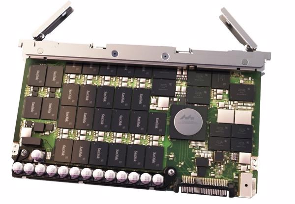 64 dieser hot-swappable 8-TByte-Flash-Boards passen in ein 3U-Rack (Bild: Sandisk)