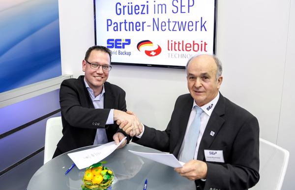 Vertragsunterzeichnung auf der CeBIT (v.l.): André Niederberger, CEO, Littlebit Technology, und Georg Moosreiner, CEO, SEP