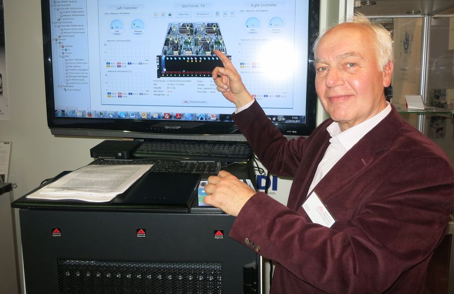 Winfried Pröhl, Geschäftsführer der deutschen AMI-Niederlassung, demonstriert auf der CeBIT 2015 die neue All-Flash-Lösung (Bild: speicherguide.de)