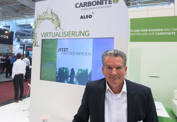 Thomas Kasper stellt auf der CeBIT 2015 die Hybrid-Backup-Lösung vor (Bild: speicherguide.de)