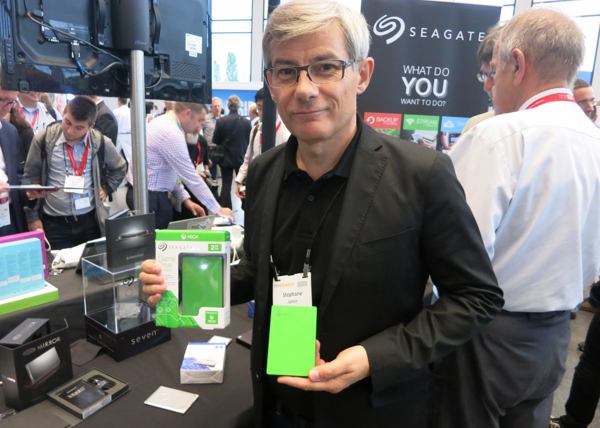 Stephane Jamin von Seagate zeigt auf der »IFA 2015« das externe Xbox-Laufwerk im stylischen Grün (Bild: speicherguide.de)