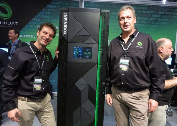 Das »InfiniBox«-Array vergangenen Oktober auf der »VMworld Europe« in Barcelona, flankiert von den beiden Infinidat-Statthalter in der DACH-Region Jan Ulrich Maue, Sr. Sales Engineer DACH (li.), und Michael Speck, Country Manager DACH & CEE (Bild: speicherguide.de)