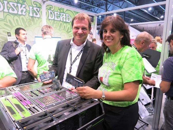 (v.l.) Carlo Wolf, Vice President Sales EMEA, und Amy Love, Chief Marketing Officer, beide Violin Memory, auf der Vmworld Europe 2015 (Bild: speicherguide.de)