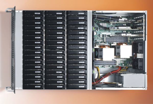 Server- und Storage-System »BigFoot Storage XXLarge«: 384 TByte Festplatten-Kapazität sowie bis zu 96 TByte Flash-Storage im 4U-Gehäuse (Bild: Rausch Netzwerktechnik)