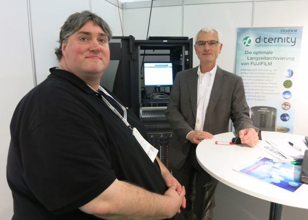 (v.l.) Björn Reissig und Hans-Jörg Müsch (beide Fujifilm Recording Media) erklären auf der »Data Center World« den Archivdatenservice »d:ternity« (Bild: speicherguide.de)