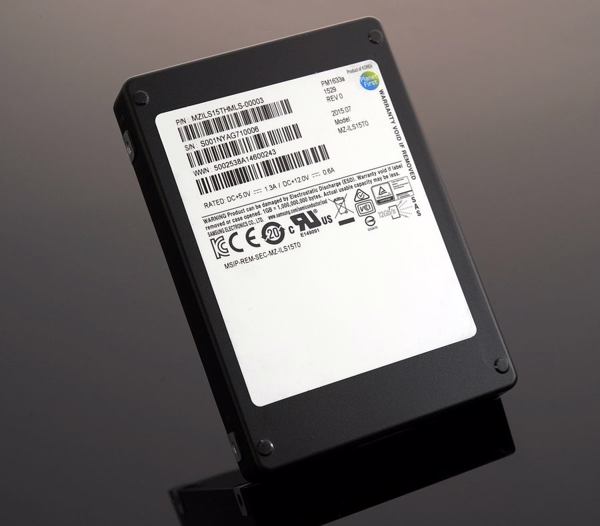 Die SSD PM1633a bietet beeindruckende 15,36 TByte im 2,5-Zoll-Format (Bild: Samsung)