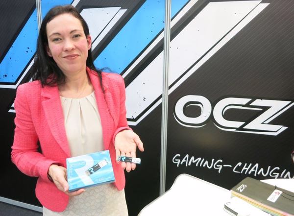 Martina Zec von OCZ mit einer brandneuen NVMe-SSD mit 960 GByte im M.2-Format (Bild: speicherguide.de)