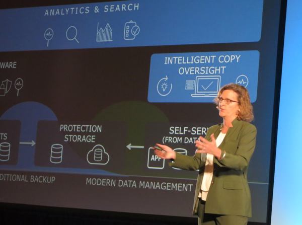 Beth Valen, SVP & GM, Data Protection & Availability Solutions, Core Technologies bei EMC, kündigt auf »EMC World 2016« die Copy-Data-Management-Lösungen an (Bild: speicherguide.de)