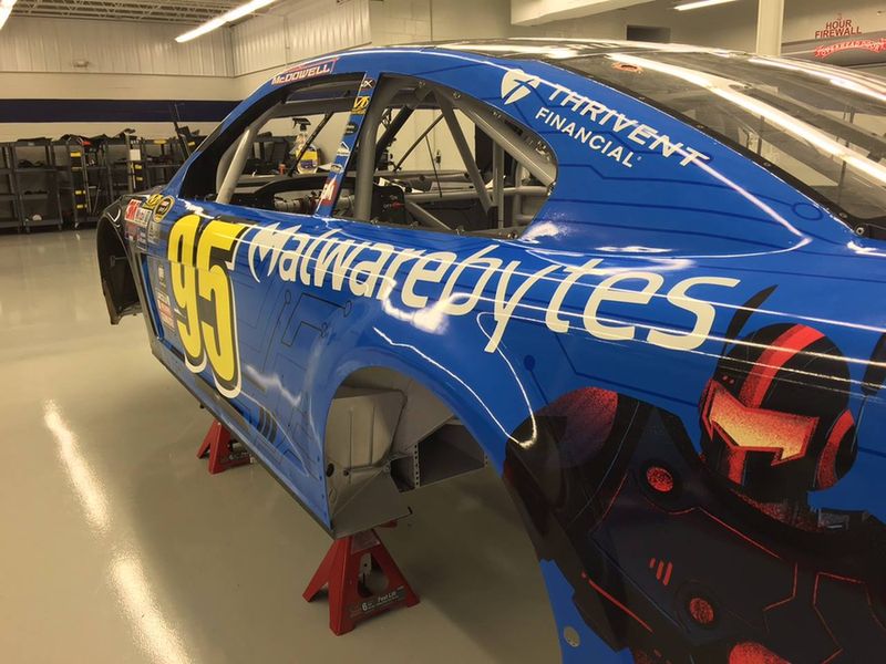 Der NASCAR-Rennwagen #95 wird mit einem Malwarebytes-Sponsor-Logo bedacht (Bild: Malwarebytes)