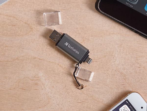 »iStore 'n' Go Lightning«-USB-3.0-Stick mit Apple-Lightning-Anschluss zum Datenaustausch von unterschiedlichen Mobilgeräten (Bild: Verbatim)