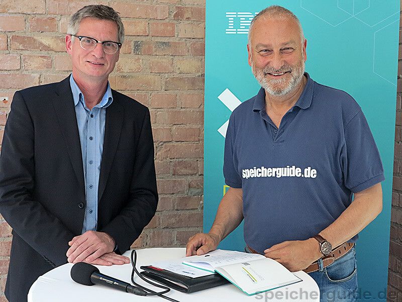 Engelbert Hörmannsdorfer (re.) im Gespräch mit Dr. Wolfgang Maier, IBM