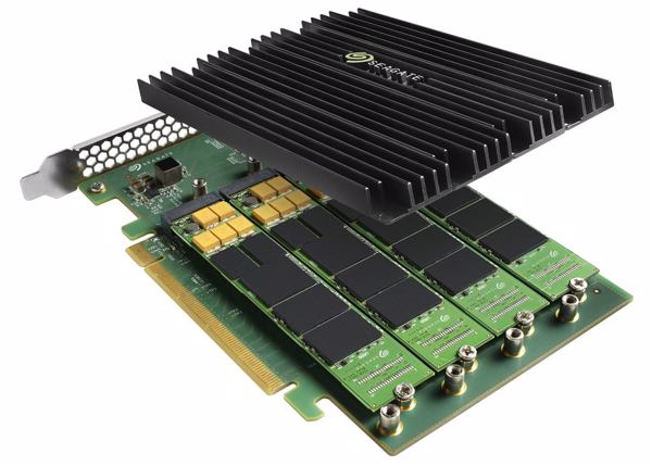 Gut erkennbar: Die NVMe-SSD »Nytro XP7200« im PCIe-Formfaktor beherbergt vier 2-TByte-SSDs im M.2-Formfaktor (Bild: Seagate)