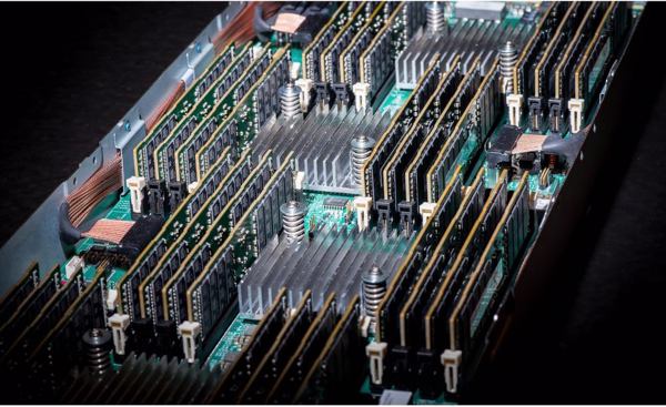 »The Machine«-Projekt: der Speicher ist im Zentrum, nicht der Prozessor (Bild: HPE)