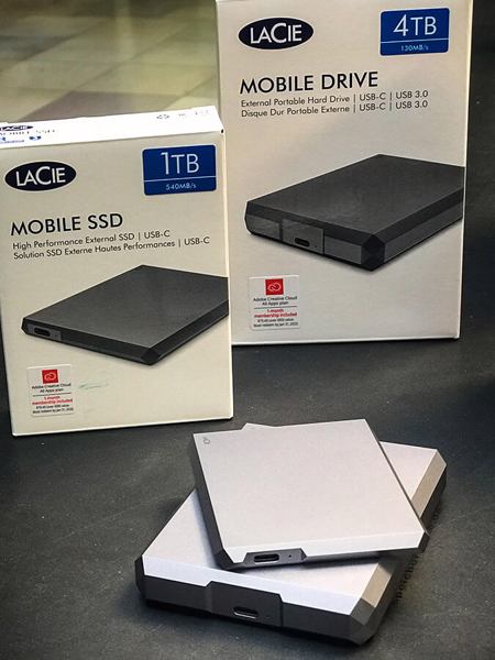 Lacies Mobile SSD und Mobile HDD werden in Weltraum-Grau exklusiv über Apple vertrieben (Bild: speicherguide.de)..