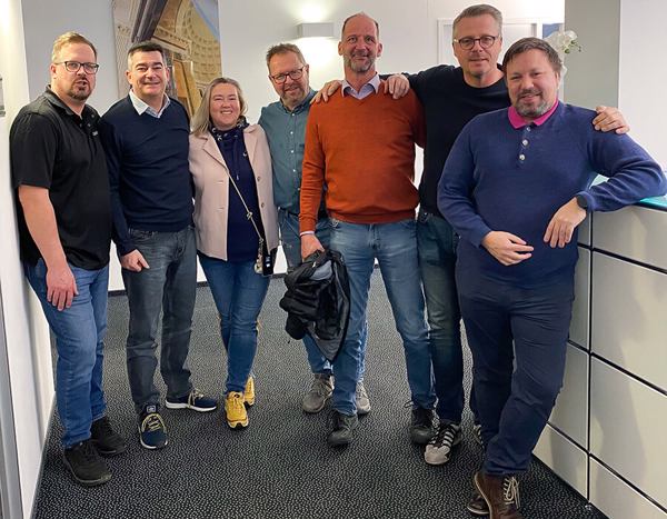 Das neue Zadara-Team mit der speicherguide.de-Crew: Axel Bröking, Karl Fröhlich, Kerstin Mende-Stief, Horst Langohr, Klaus Beck, Ralph Bümmerstede und Marco Schneider (von links).