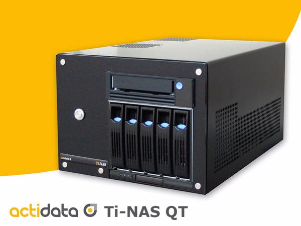 Das Windows-NAS Actidata Ti-NAS QT bietet Platz für fünf Festplatten und kommt mit einem integrierten LTO-Bandlaufwerk sowie Dual-10GbE.