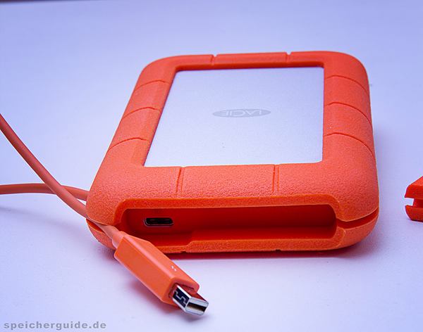 Lacie »Rugged«: Das integrierte Thunderbolt-Kabel verschwindet bei Bedarf im Gehäuse.