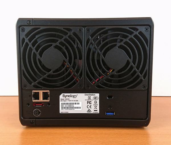 Neben den Buchsen für Strom (schwarz), USB-3.0 (blau) und eSATA (rot) besitzt die Synology DS918+ zwei 1-Gbps-Ports (silber) (Bild: Harald Karcher).