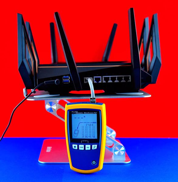 Der Fluke Networks MicroScanner PoE bescheinigt dem 2,5-GbE-Multi-Speed-Port des Asus GT-AX11000 WiFi-6-Routers hier gerade einen LAN-Speed von 2.500 Mbit/s (Bild: Harald Karcher).