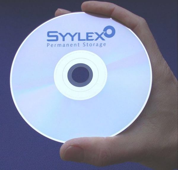 Glas-Disk »GlassMasterDisc« fasst 4,7 GByte gemäß DVD-Standard (Bild: Syylex)