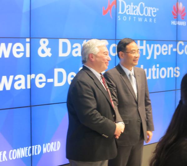 George Texeira (li; CEO, Datacore) und Yelai Zheng (President, Huawei) besiegeln Partnerschaft für hyperkonvergente Systeme auf der »CeBIT 2015« (Bild: speicherguide.de)