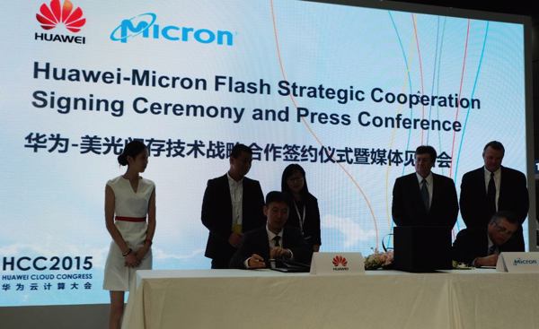 Huawei und Micron Technology unterzeichneten auf dem »Huawei Cloud Congress« (HCC) in Shanghai (September 2015) eine strategische Partnerschaft im Bereich Flash-Technologie (Bild: Stefan Girschner)