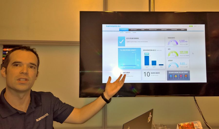 Shai Mesakit, technisches Marketing bei Kaminario, erklärt die Benutzerschnittstelle von Kaminario, die auf Analytik der Cloud-Lösung »Clarity« zurückgreift (Bild: Ariane Rüdiger)